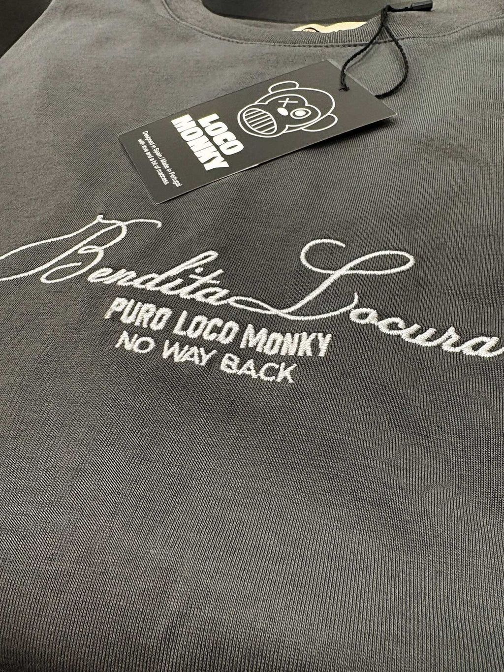 Camiseta Loco Monky Bendita Locura Gris oscuro